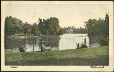 605658 Gezicht op de vijver in het Wilhelminapark te Utrecht.